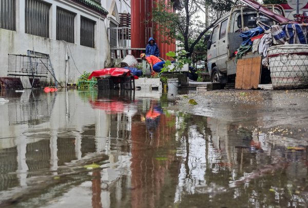 集会强降雨致住户家被淹？金山张堰镇多方协同作战，5小时化解险情