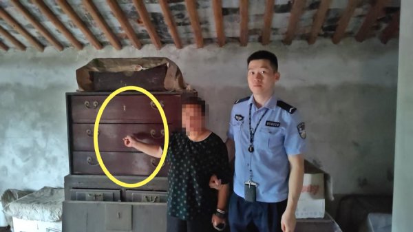 7万现款变冥币！九旬老东谈主急报警，民警走访后家中保姆自首